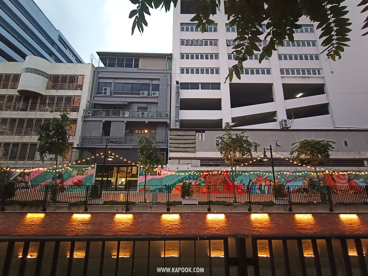ถนนคนเดินคลองโอ่งอ่าง