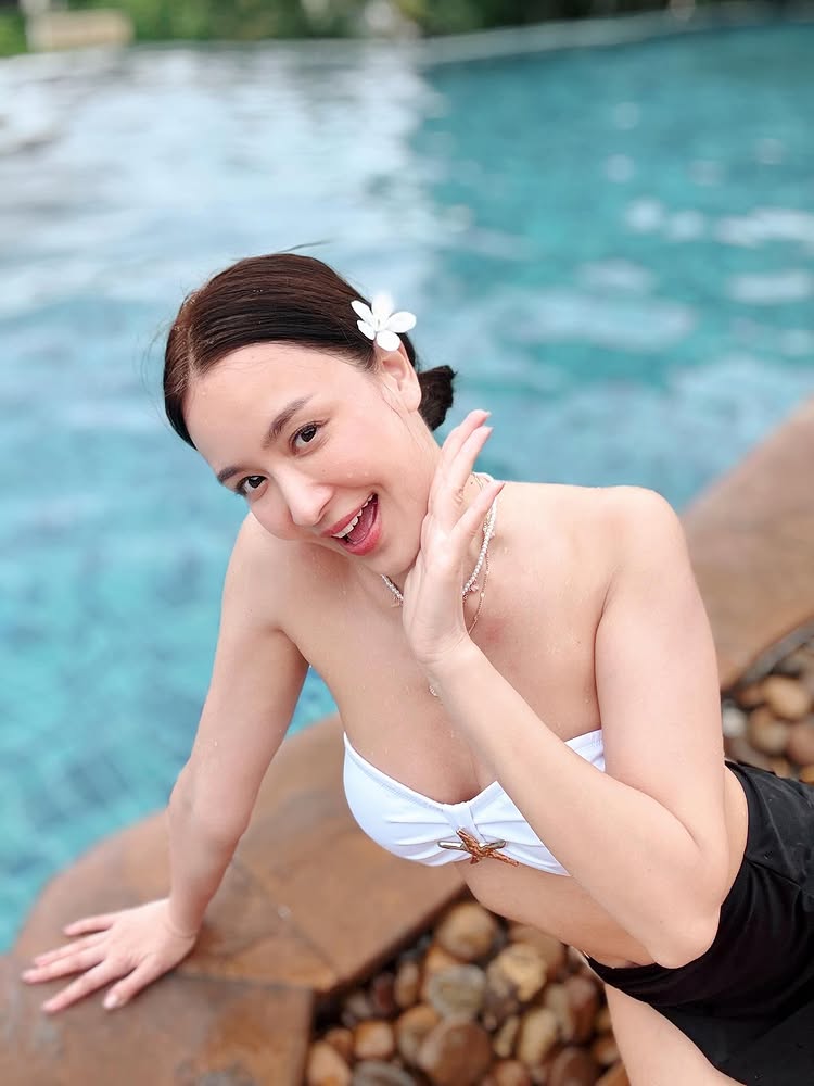 เบนซ์ ปุณยาพร ใส่บิกินี่ อวดอึ๋ม ! ริมสระว่ายน้ำในที่พัก