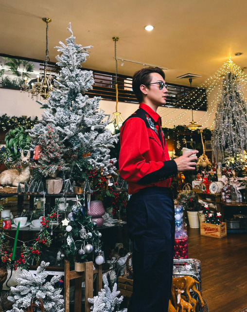 15 ไอเดียถ่ายรูปกับต้นคริสต์มาส โพสท่าเท่ ๆ ฉบับหนุ่มคนดัง