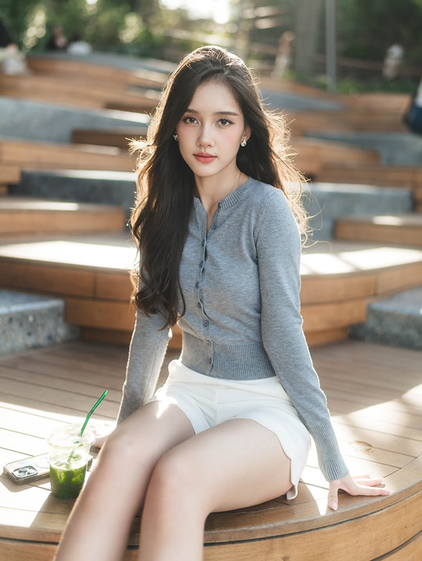 ลิซ่า อลิซา นางเอก สาวไทยข้ามภพป่วนใจแม่ทัพ