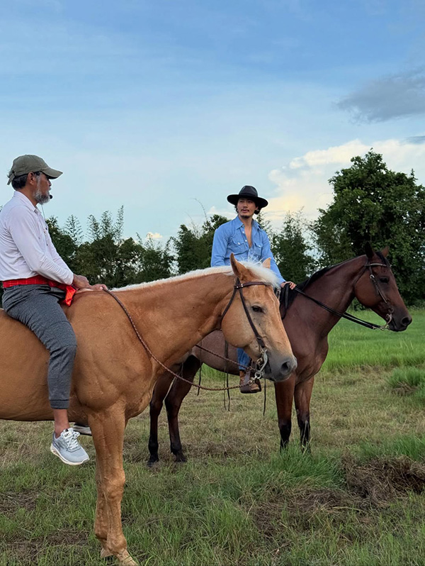 เป้ อารักษ์  มาริโอ้ เมาเร่อ และ ท็อป ทศพล ลุคคาวบอย