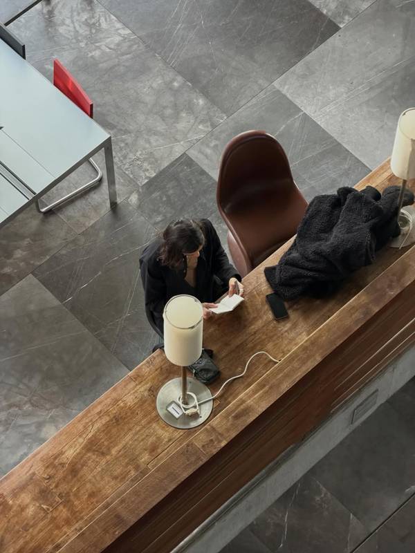 เต้ย จรินทร์พร รีวิวห้องสมุดสุดโปรด แต่ช็อตนี้แฟนหนุ่มแย่งซีน