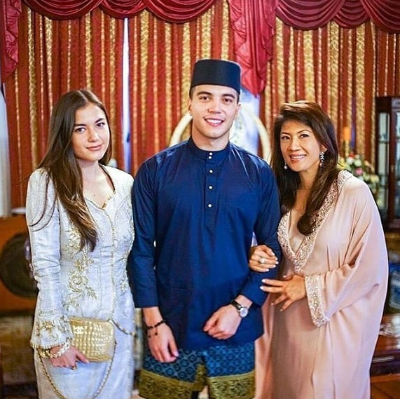 อนิชา อิซา คาเลบิก ประวัติ