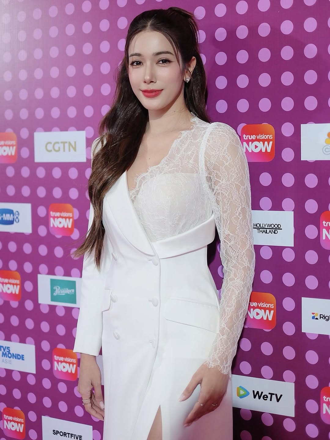 เกรซ พัชร์สิตา เสิร์ฟความขาวอึ๋ม กระแทกตา