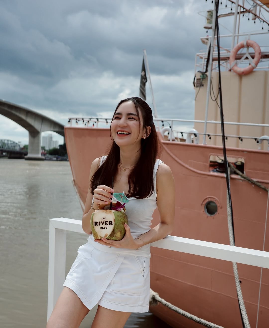 พลอย ชิดจันทร์ ในชุดว่ายน้ำวันพีซ