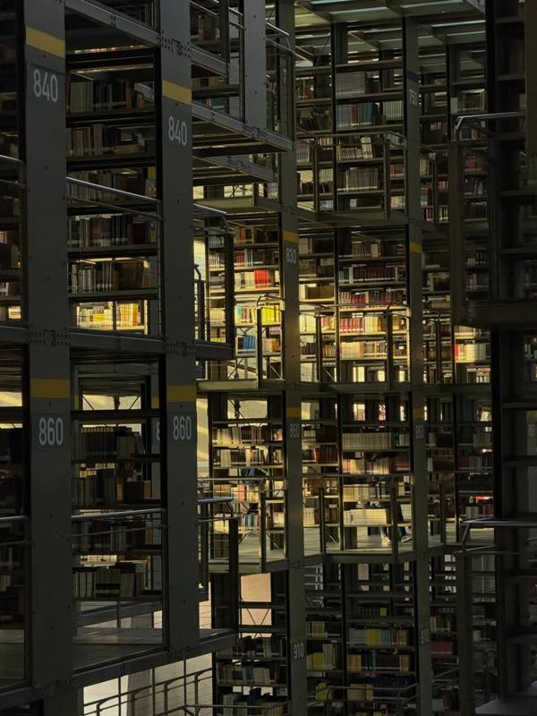 เต้ย จรินทร์พร รีวิวห้องสมุดสุดโปรด แต่ช็อตนี้แฟนหนุ่มแย่งซีน