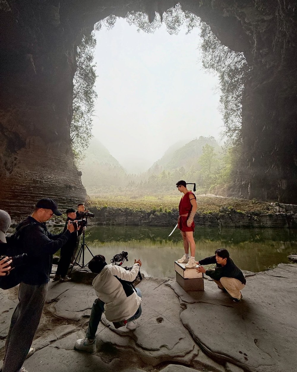 ไมค์ ภัทรเดช สร้างชื่อในจีน โชว์มวยไทยบินได้ ต่อสู้ด้วยดาบไฟ