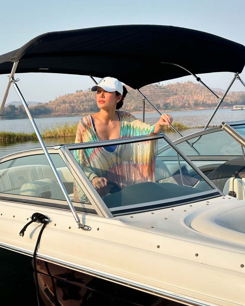 เอมมี่ มรกต อวดหุ่นเซ็กซี่ เขย่าโซเชียล ที่กาญจนบุรี