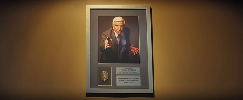 ฉากรำลึกถึง แฟรงค์ เดรบิน ในตัวอย่างหนัง The Naked Gun