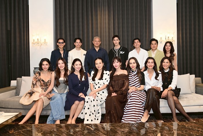 ส่องของขวัญ อั้ม พัชราภา จับสลากปีใหม่ มาดามแป้ง ได้อะไร 