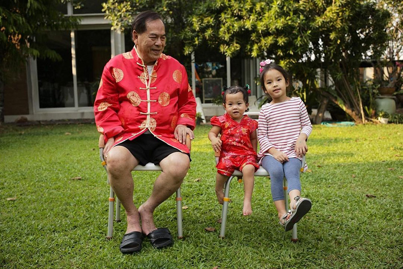 ปู่ไพวงษ์ เตชะณรงค์ อยู่กับหลาน ๆ พร้อม น้องปีใหม่ 