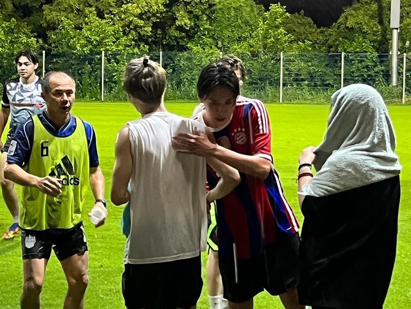 แจ็คสัน หวัง เตะบอล กับ บิวกิ้น กอล์ฟ เต๋า