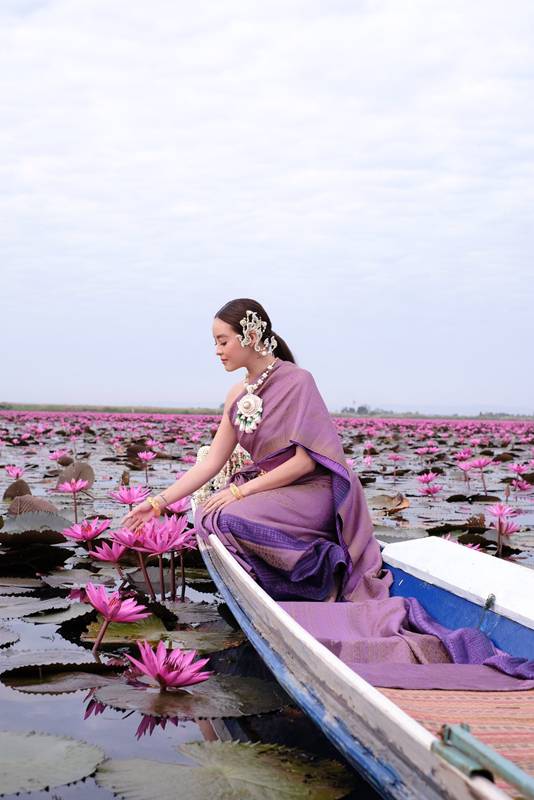 แพรี่พาย เผยเซตภาพในตำนาน ทุ่งทะเลบัวแดง