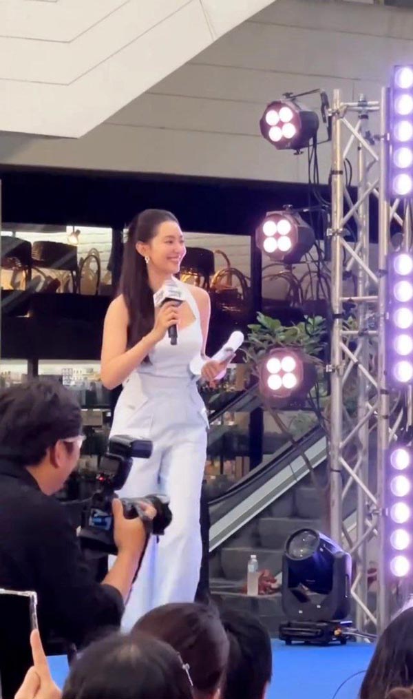 ดีเจนุ้ย ฝากไมค์ไว้กับ เบลล่า