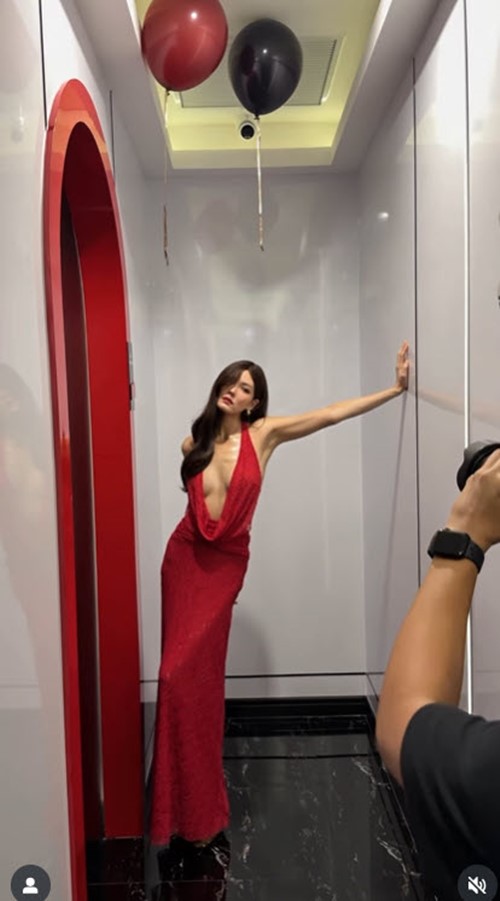 เจนี่ เทียนโพธิ์สุวรรณ ลุคใหม่ ชุดแดงแหวกอก พร้อมผมยาวสุดปัง แซ่บมากแม่ 