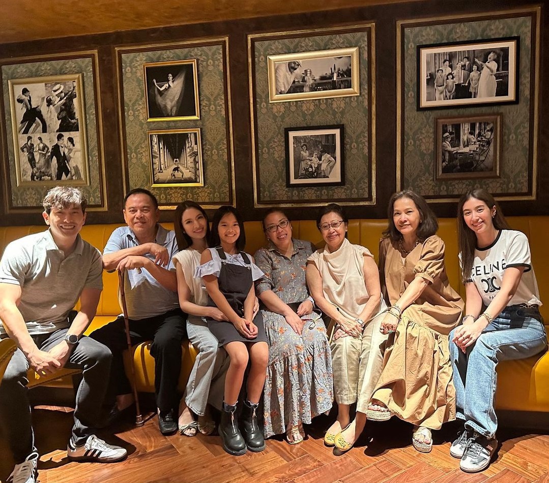 แอฟ พา น้องปีใหม่ ไปหา ปู่ไพวงษ์ แชะภาพอบอุ่น มื้อนี้อิ่มอร่อยพร้อมหน้า ...