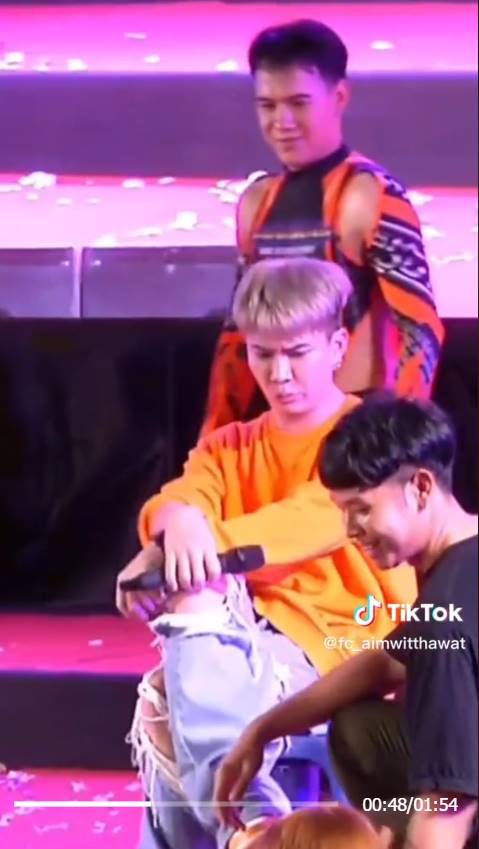 เอม ตามใจตุ๊ด โดนยายเมาป่วนคอนเสิร์ต