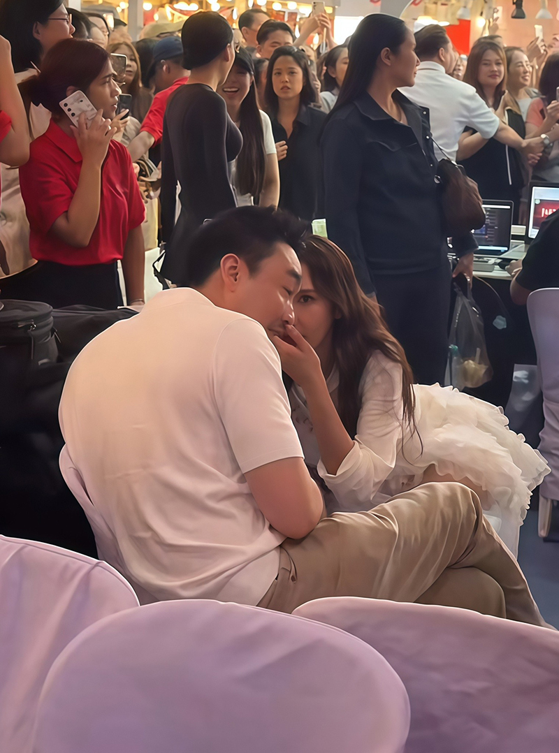 เปิดโมเมนต์ อั้ม-ไฮโซพก เจอกันงาน Aumaum Event 