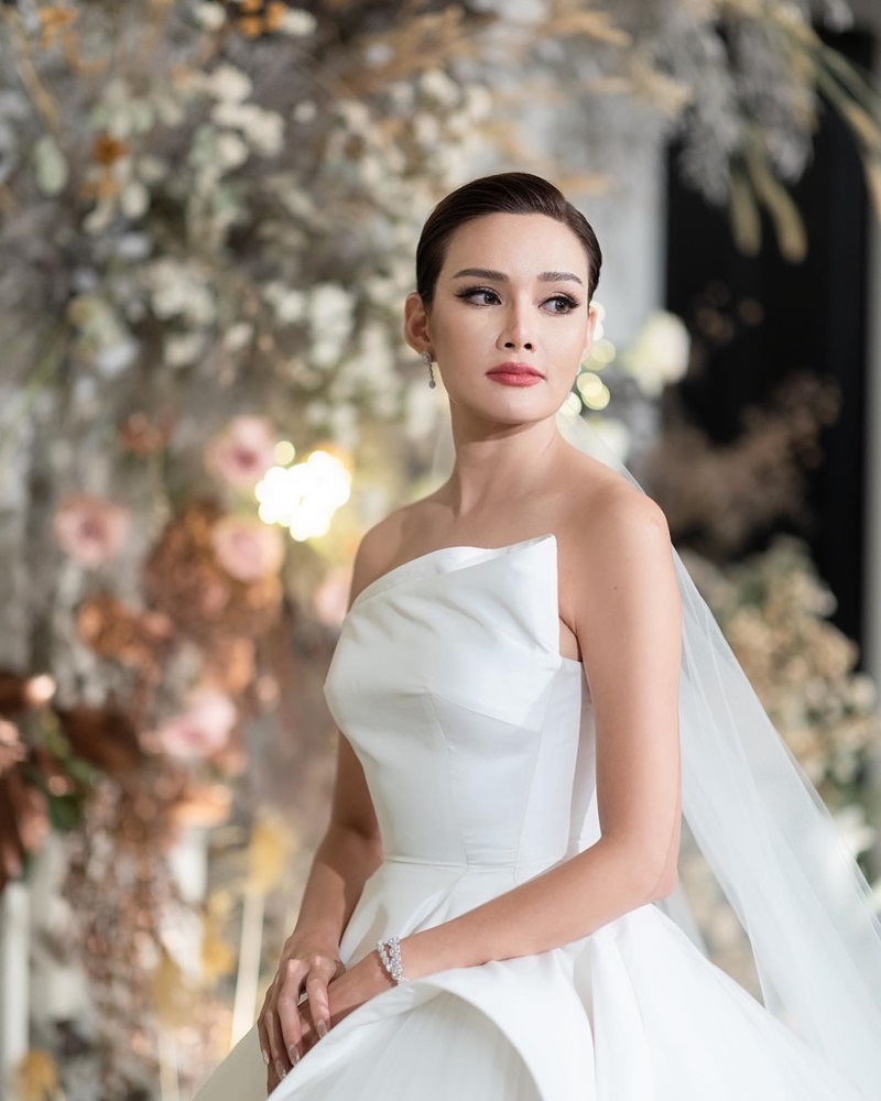 หญิง รฐา