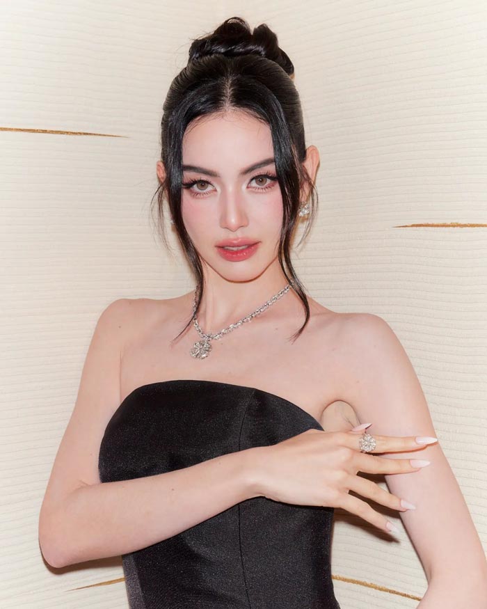 ใหม่ ดาวิกา