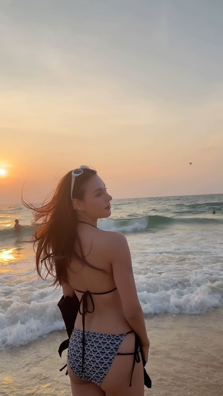 พลอย พีรชาดา นางเอกหน้าสวยกับลุคเซ็กซี่ที่ภูเก็ต