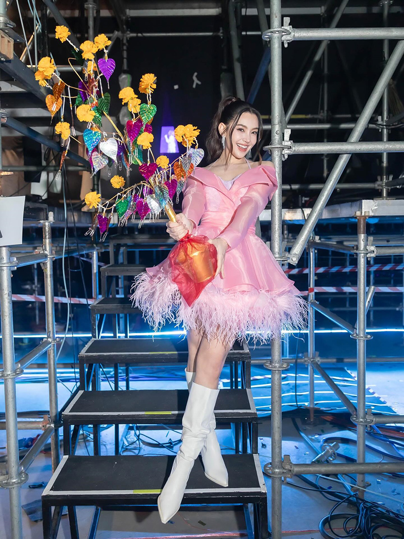 เบลล่า พา วิล ชวิล เล่น MV ซ่อนกลิ่น ในคอนเสิร์ต ปาล์มมี่ FC