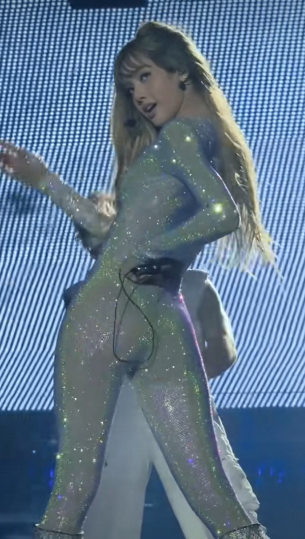 ดีเทลชุด ลิซ่า ขึ้นคอนเสิร์ต BLACKPINK