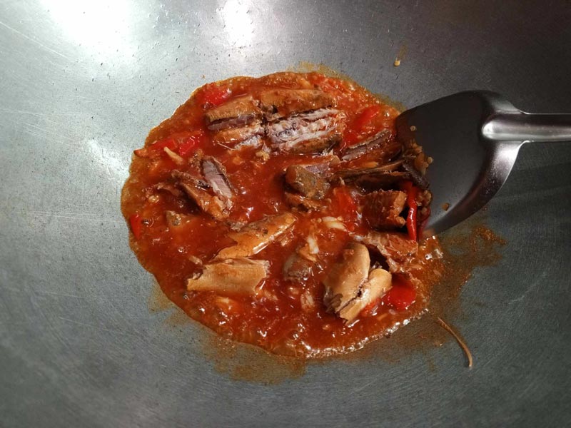 วิธีผัดคะน้าปลากระป๋อง สับปลากระป๋อง