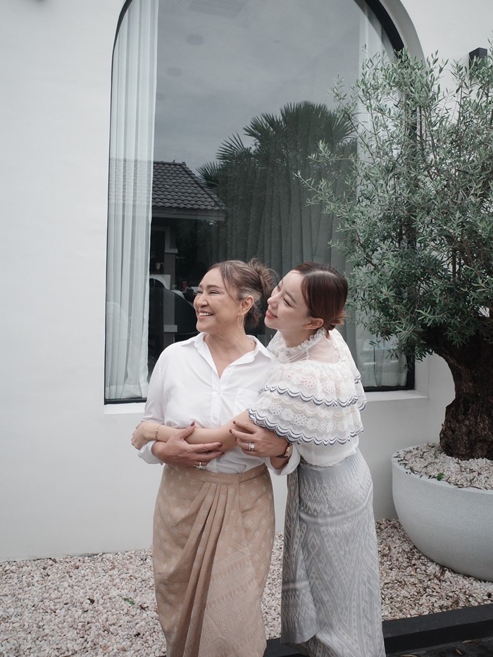  อุ้ม ลักขณา นิวเคลียร์ หรรษา ฉลองวันเกิดคุณแม่ม่วย สมปอง