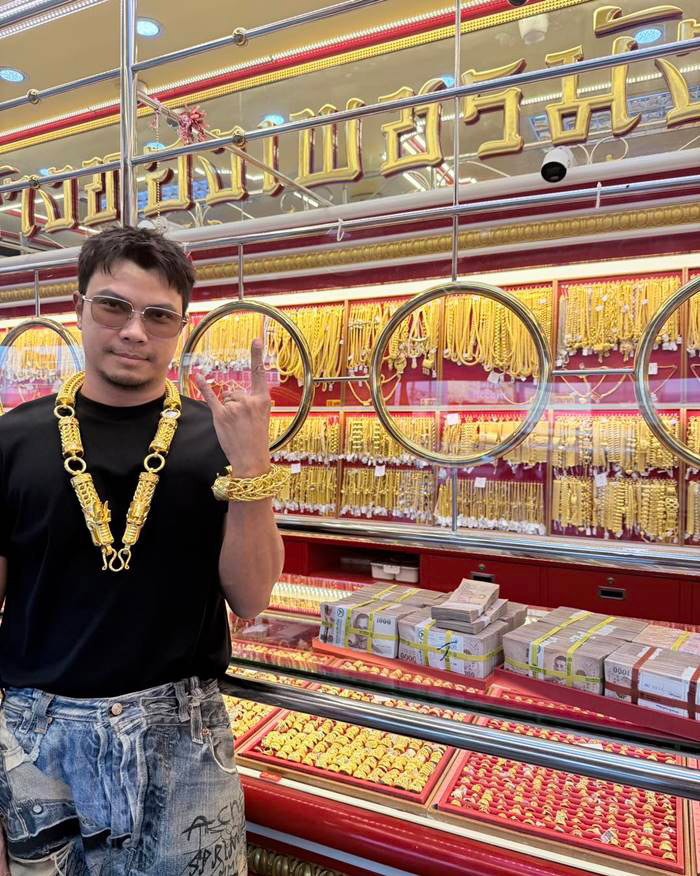 หนุ่ม กะลา หอบเงินล้านซื้อทอง 100 บาท