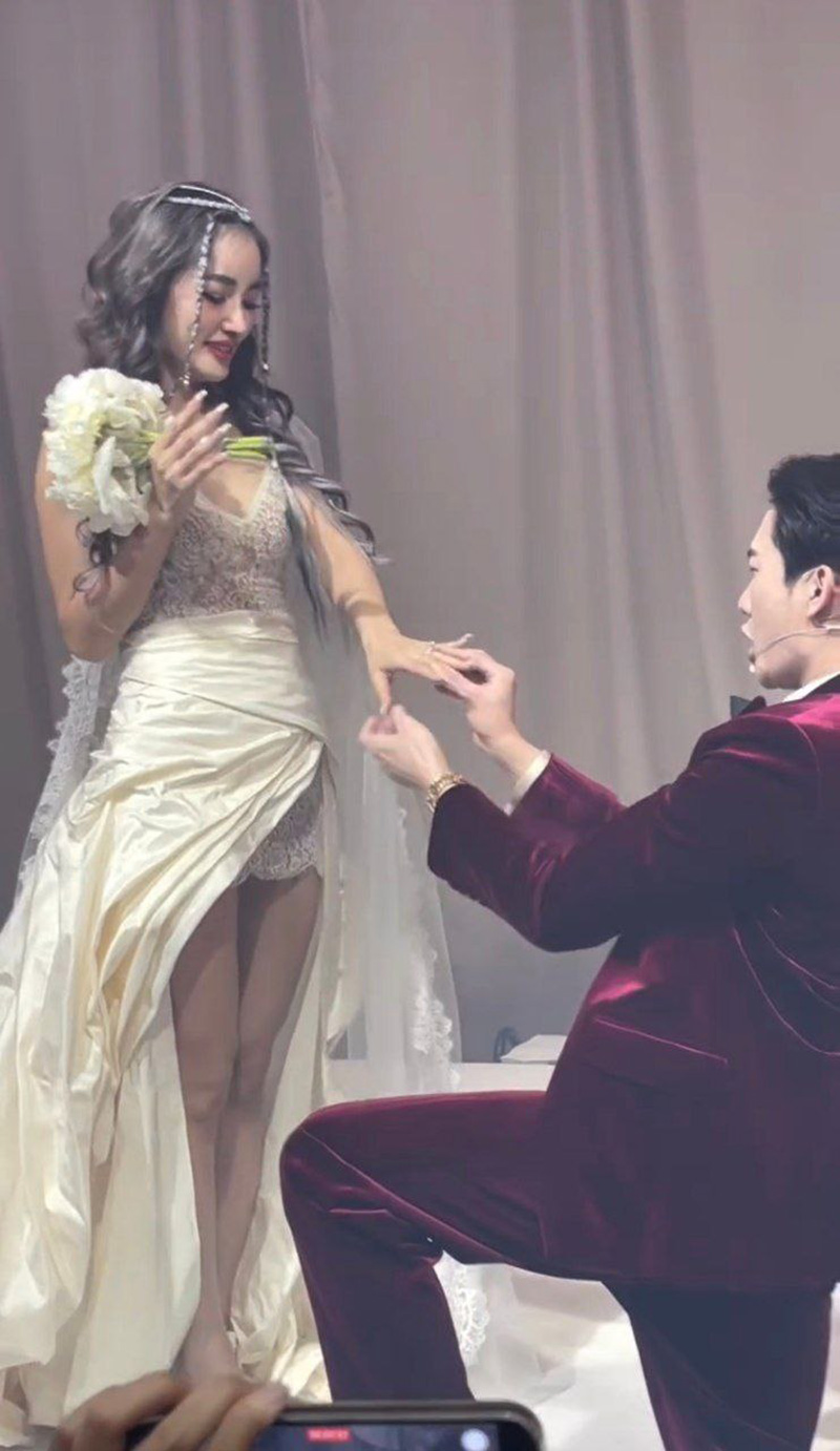 โตชิ ทำเซอร์ไพรส์ คุกเข่าขอ กระแต อาร์สยาม แต่งงาน
