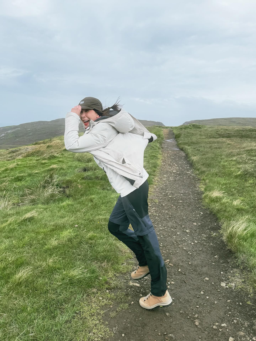 โบว์ เบญจวรรณ เดินป่าในยุโรป โชว์รองเท้าคู่ คนจับตาเปิดตัวแฟนใหม่