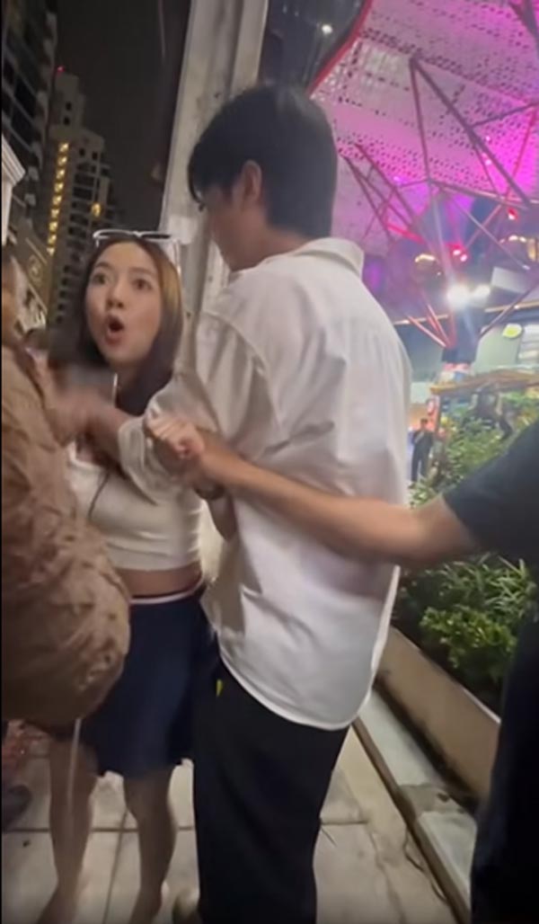 หญิงออน ดวงพร ปะทะสาวสอง