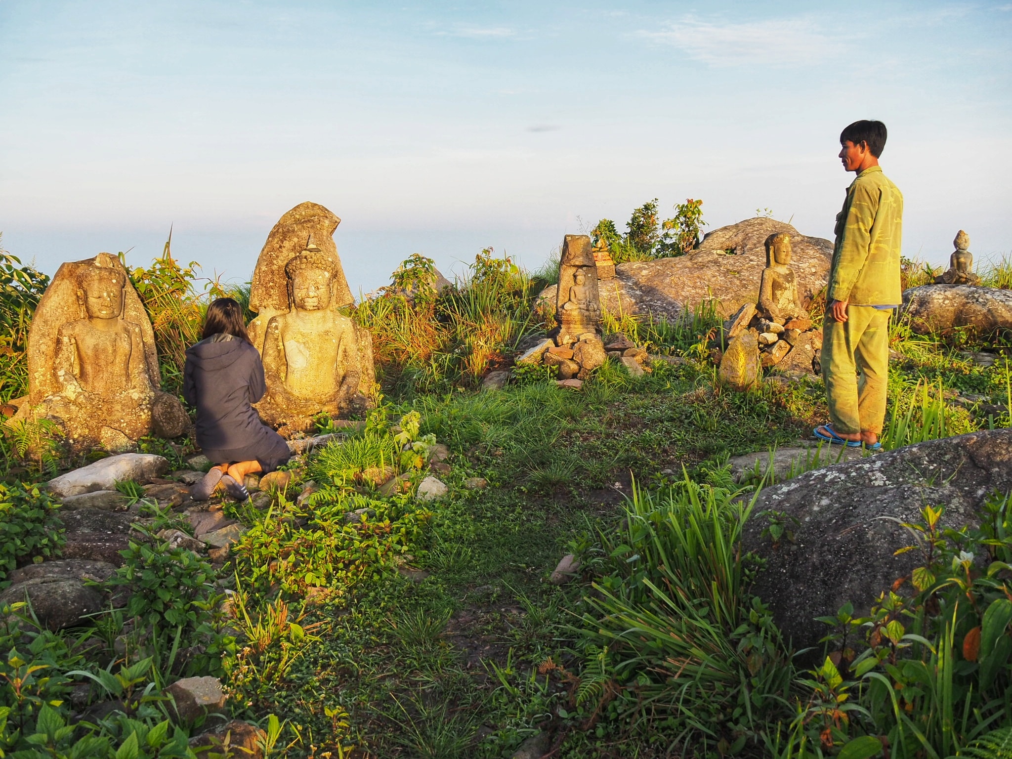 พระพุทธรูปแกะสลัก ภูเขาควาย