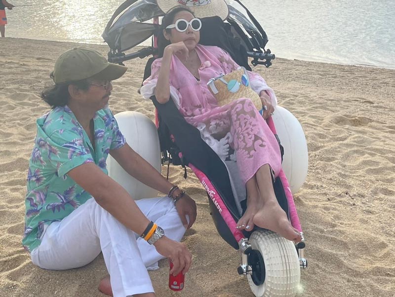 นายพลดอลล่าร์ ควงภรรยา คุณหญิงบัว พักผ่อนริมทะเล