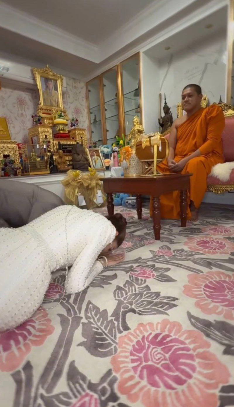 จีน่า วิรายา ใส่ชุดไทยจับมือหนุ่มข้างกายทำบุญ