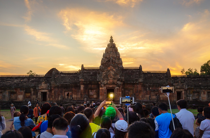 ปรากฏการณ์ พระอาทิตย์ขึ้นตรง 15 ช่องประตู ของปราสาทพนมรุ้ง