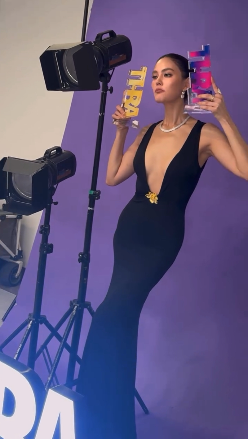 เจนี่ แหวกอกอึ๋ม