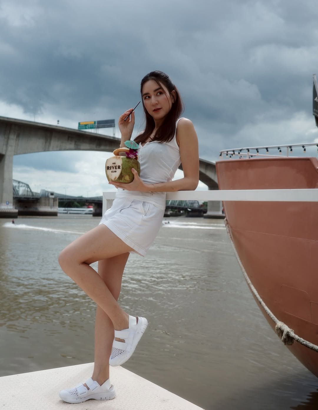 พลอย ชิดจันทร์ ในชุดว่ายน้ำวันพีซ