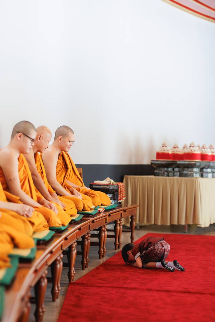 กรณ์ ทำบุญวันเกิด 48 ปี