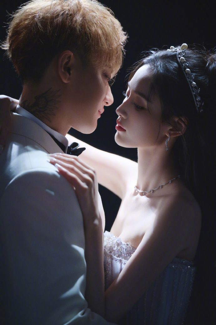 หวงจื่อเทา เปิดภาพพรีเวดดิ้ง สวีอี้หยาง สวยหรูอลังการ