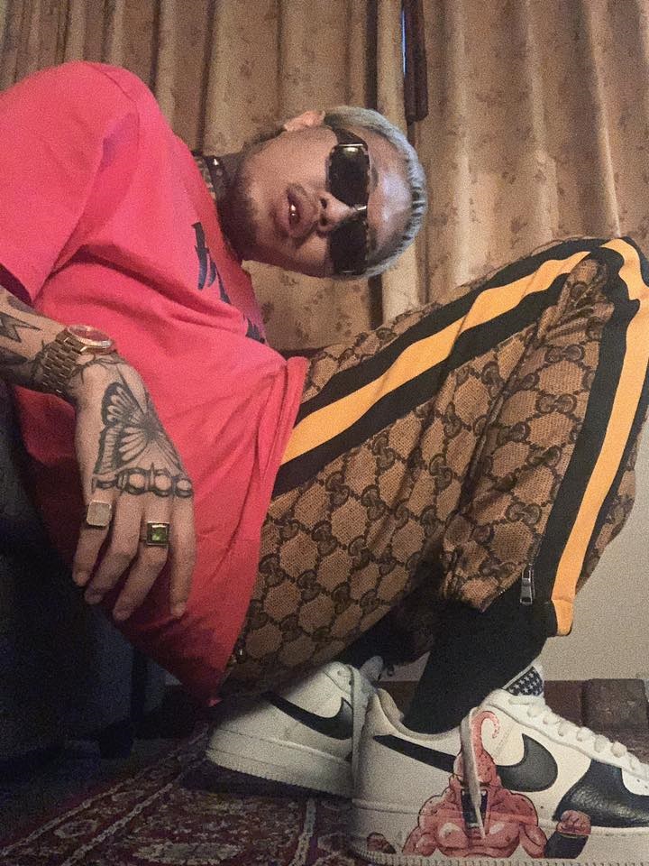 ยังโอม เซ็นหน้าอกเด็ก