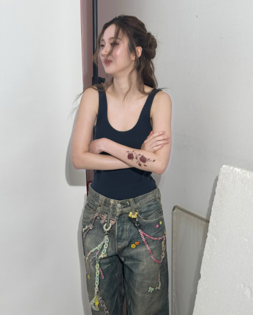 ส่องแฟชั่นกางเกงยีนส์เปื้อน ๆ ฉบับซุปตาร์ กับลุคเก๋ ๆ มีไว้อินเทรนด์ก่อนใคร