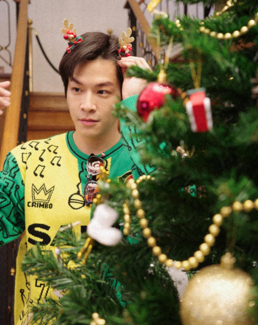 15 ไอเดียถ่ายรูปกับต้นคริสต์มาส โพสท่าเท่ ๆ ฉบับหนุ่มคนดัง