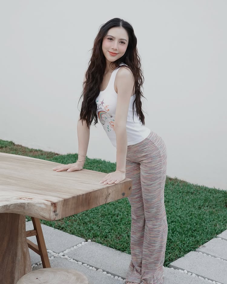 กุ๊กกิ๊ก กชกร นางเอกวิกหมอชิต นุ่งบิกินี่อวดเอวบางร่างน้อยริมสระ