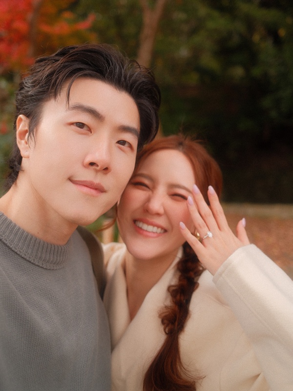 เชา ชวลิต ขอแฟนสาวแต่งงาน