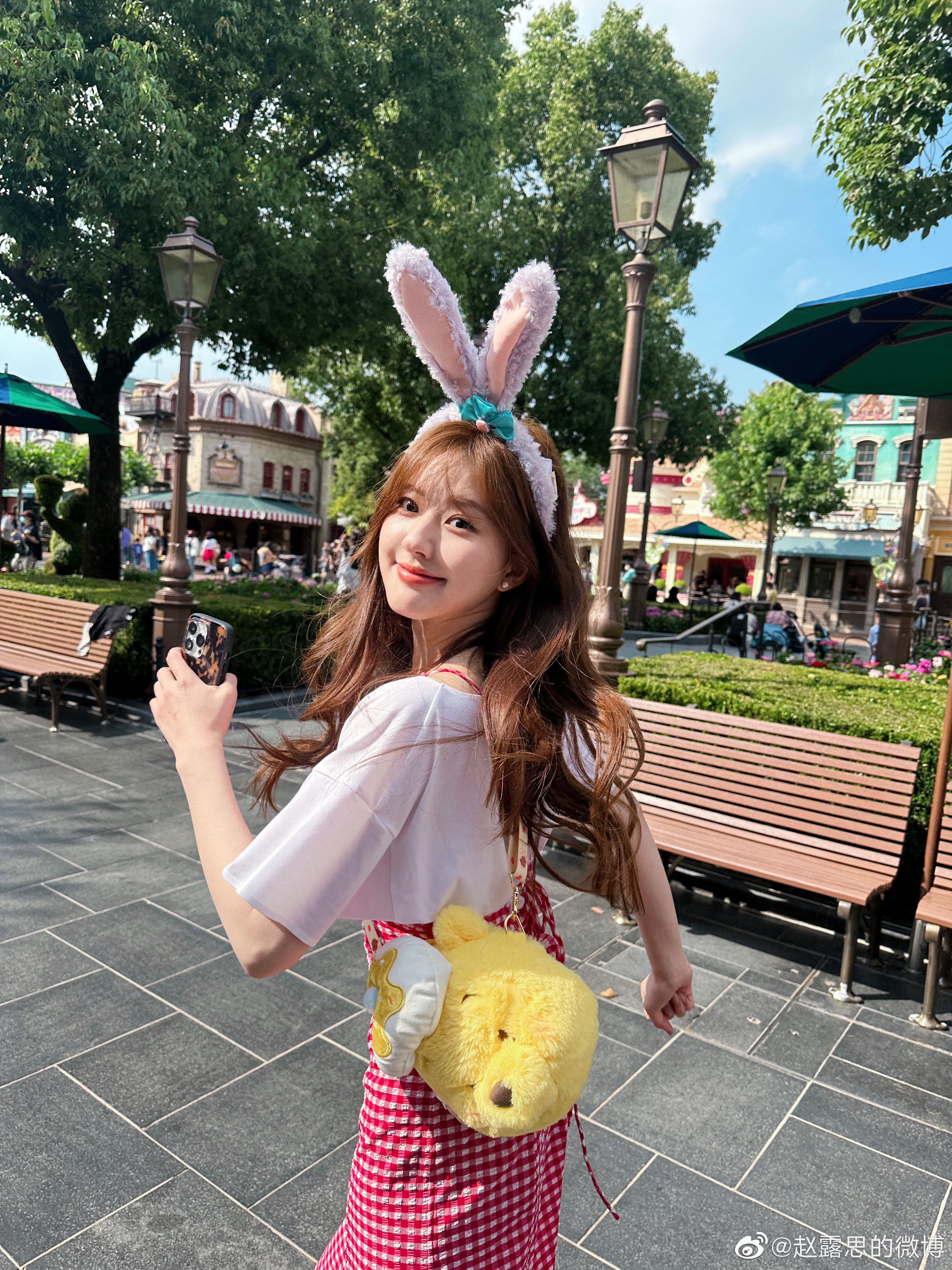 จ้าวลู่ซือ