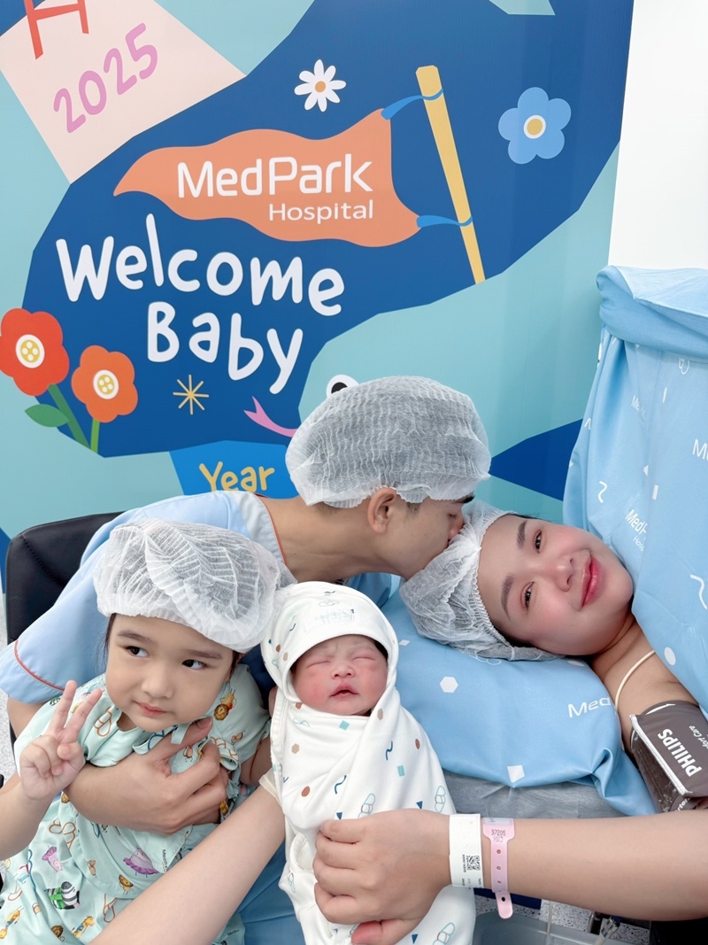 เจนนี่ รัชนก คลอดแล้ว อวดโฉมลูกสาวคนที่ 2 น้องจาญ่า