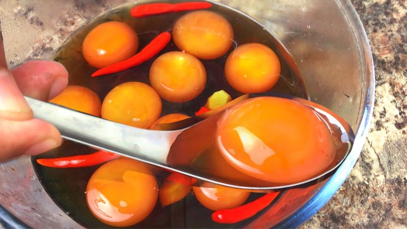 ไข่แดงดองน้ำปลา 