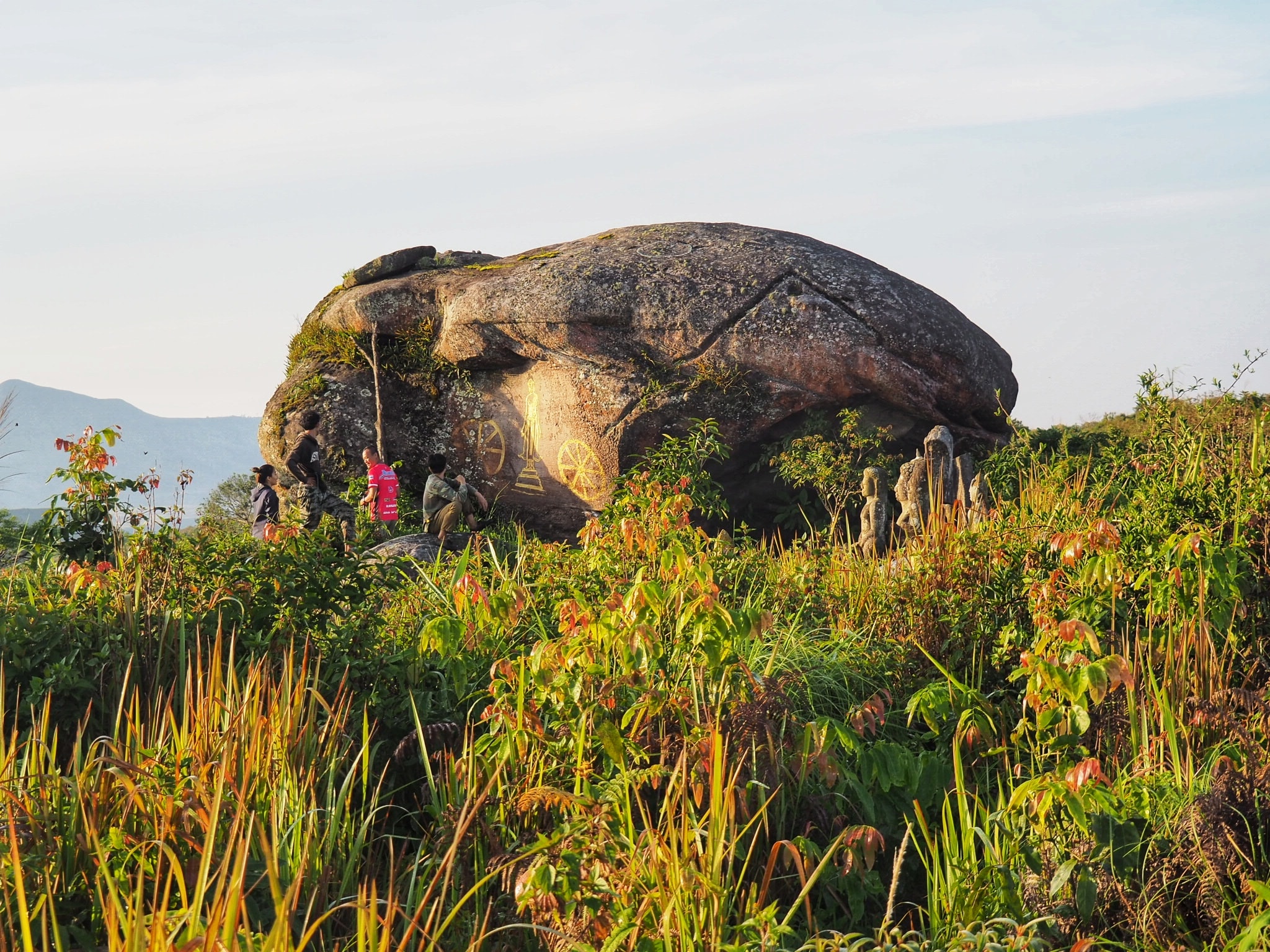 พระพุทธรูปแกะสลัก ภูเขาควาย
